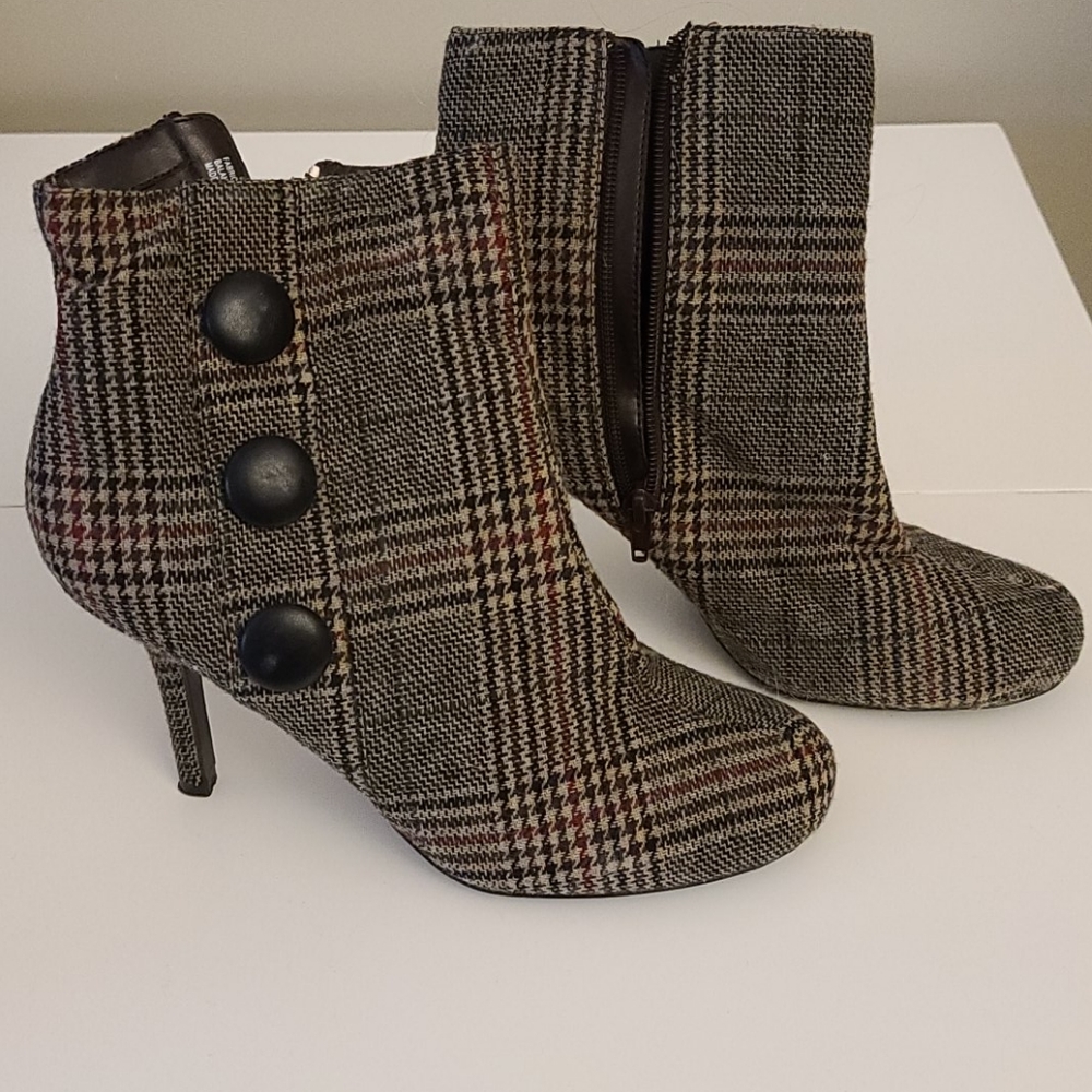 Plaid/houndstooth Diba shoes size 9
